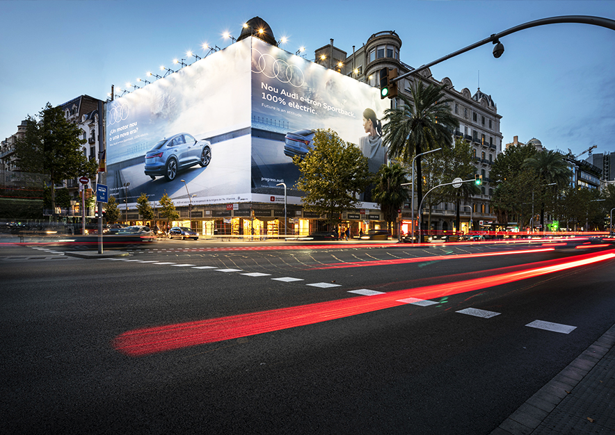 lona-publicitaria-barcelona-avenida-diagonal-490-octubre-audi-noche-vsa-comunicacion