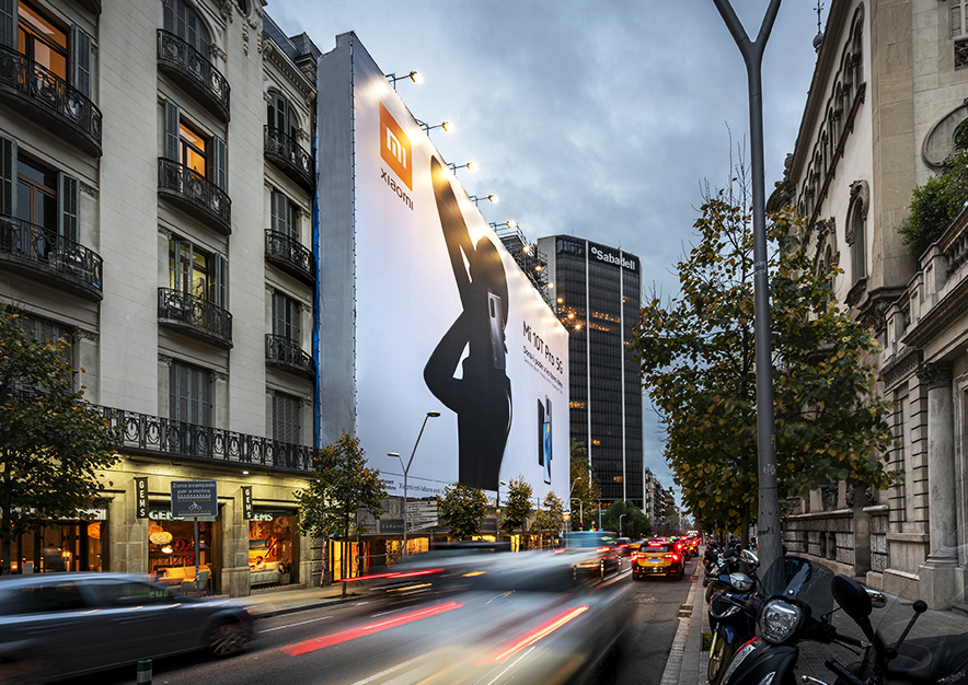 lona-publicitaria-barcelona-avenida-diagonal-490-noviembre-xiaomi-lateral-noche-vsa-comunicacion