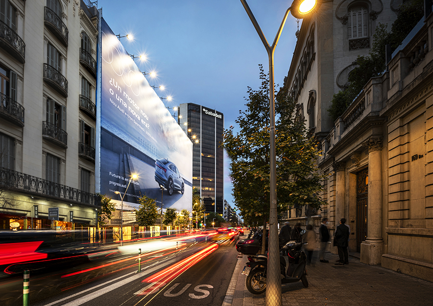 lona-publicitaria-barcelona-avenida-diagonal-490-octubre-audi-lateral-noche-vsa-comunicacion