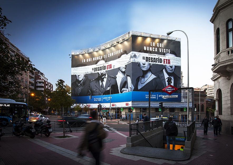 lona-publicitaria-madrid-ruben-dario-3-amazon-noche-vsa-comunicacion