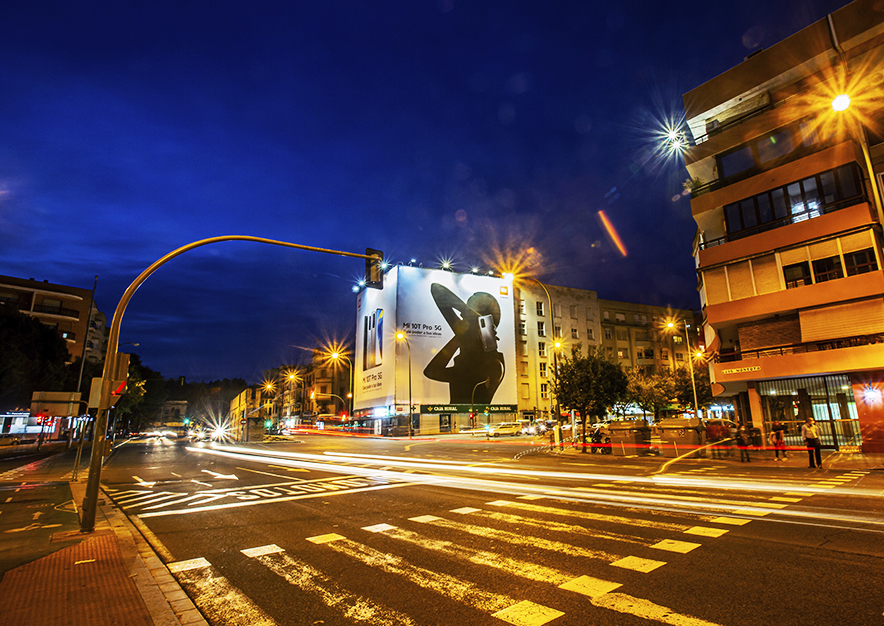 lona-publicitaria-sevilla-cavestany-xiaomi-noche-vsa-comunicacion