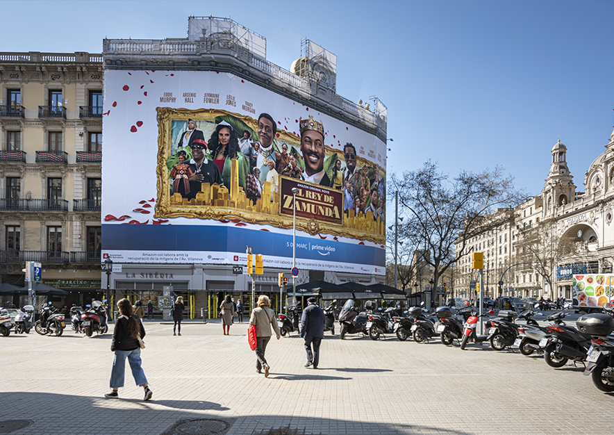 lona-publicitaria-barcelona-rambla-catalunya-15-amazon-febrero-dia- lateral-vsa-comunicacion