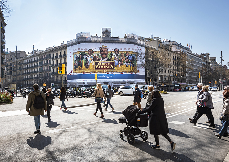 lona-publicitaria-barcelona-rambla-catalunya-15-amazon-febrero-dia-vsa-comunicacion