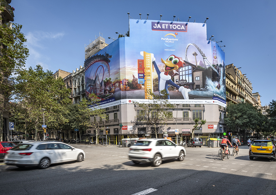lona-publicitaria-barcelona-muntaner-184-paris-portaventura-dia-vsa-comunicacion