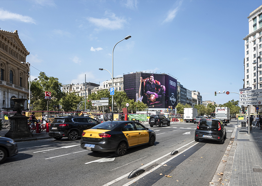 lona-publicitaria-barcelona-paseo-gracia-18-hardrock-messi-septiembre-dia-vsa-comunicacion