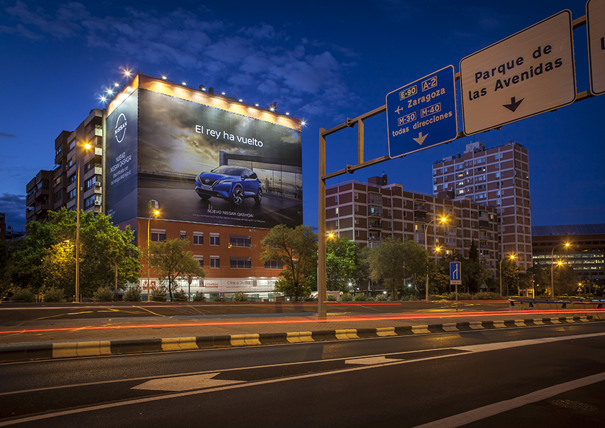 lona-publicitaria-madrid-avenida-america-45-nissan-noche-vsa-comunicacion