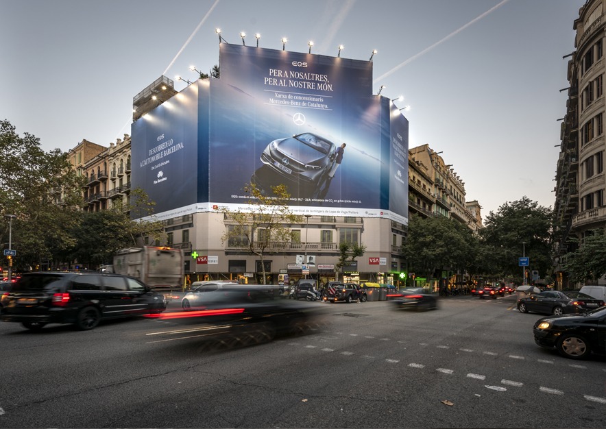 lona-publicitaria-barcelona-muntaner-184-paris-mercedes-dia-octubre-2021-vsa-comunicacion