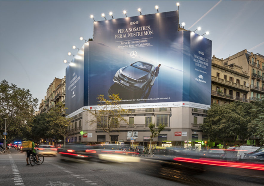 lona-publicitaria-barcelona-muntaner-184-paris-mercedes-noche-octubre-2021-vsa-comunicacion