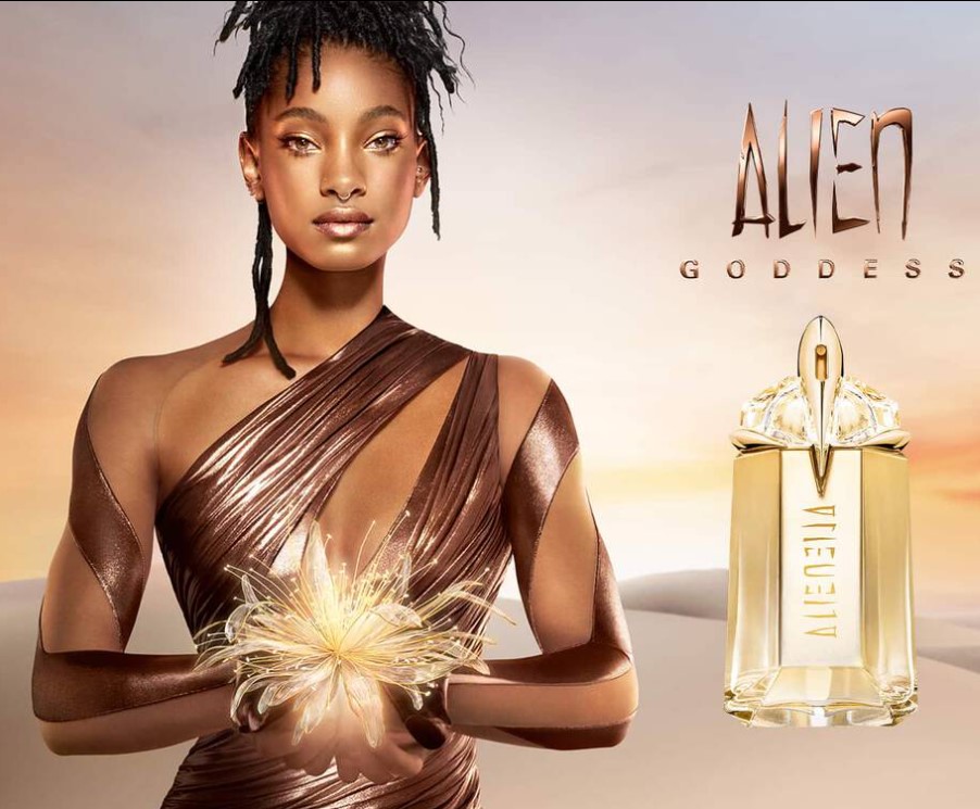 lona-publicitaria-madrid-avenida-america-45-mugler-creatividad-alien-goddness-noviembre-2021-vsa-comunicacion