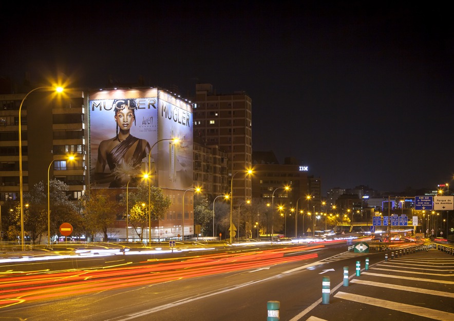 lona-publicitaria-madrid-avenida-america-45-mugler-noche-alien-goddness-noviembre-2021-vsa-comunicacion